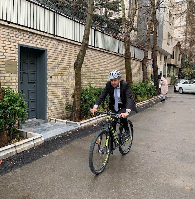 سفیر سوییس در تهران با دوچرخه (+عکس)