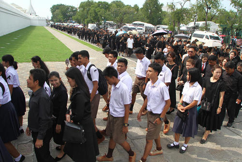 صف مردم تایلند برای وداع با پیکر پادشاه فقید در کاخ سلطنتی در بانکوک
