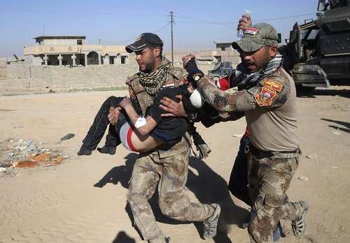 انتقال یک نوجوان زخمی از جنگ در اطراف شهر موصل