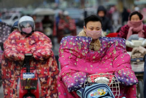 لباس های مخصوص موتور و دوچرخه سواری در سرما و باد شدید شهر جیانگسو چین