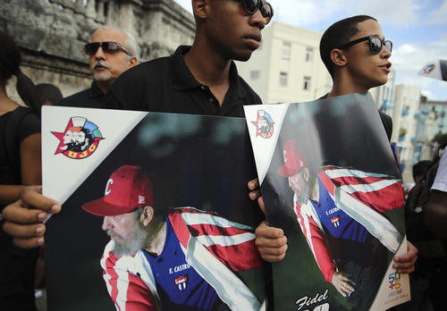 سوگواری حامیان حکومت کمونیستی کوبا در مرگ کاسترو