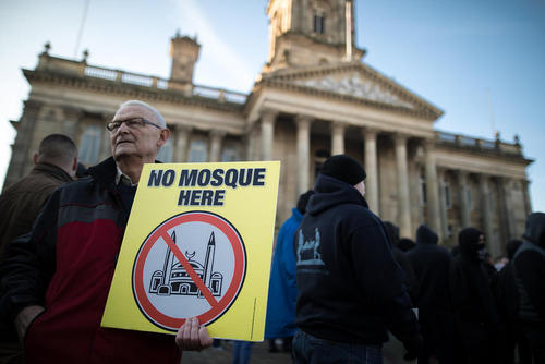 تظاهرات راست های افراطی انگلیس در شهر بولتون در اعتراض به ساخت یک مسجد