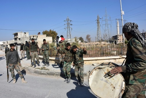 خوشحالی نظامیان دولت سوریه بعد از سیطره بر منطقه الحیدریه شهر حلب در شمال این کشور پس از درگیری با مخالفان مسلح/ خبرگزاری فرانسه