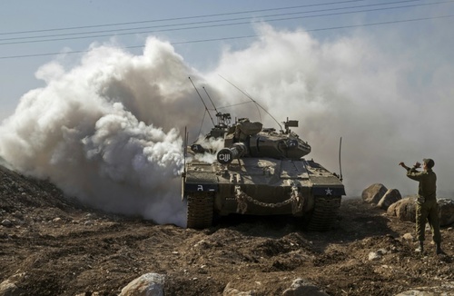 سرباز اسرائیلی در حال هدایت راننده تانک مرکاوا اسرائیل در بخش اشغالی منطقه جولان / خبرگزاری فرانسه 
