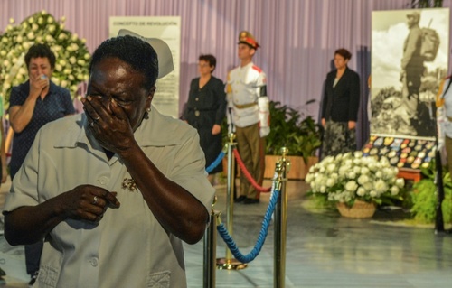 ناراحتی یکی از شهروندان کوبا در مراسم عمومی ادای احترام مردم به فیدل کاسترو در هاوان/ خبرگزاری فرانسه