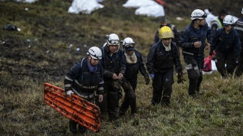 امدادگران در کلمبیا در تلاش برای انتقال اجساد کشته شدگان حادثه سقوط هواپیما
