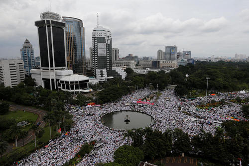 گردهمایی اعتراضی بزرگ اسلامگرایان اندونزیایی با درخواست دستگیری و مجازات فرماندار مسیحی شهر جاکارتا به اتهام اهانت به قرآن
