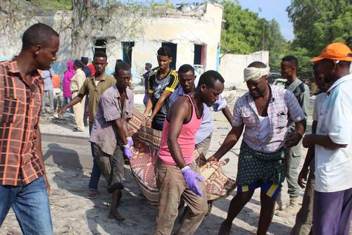 حمل جسد قربانیان انفجار یک خودروی بمبگذاری شده در شهر موگادیشو سومالی