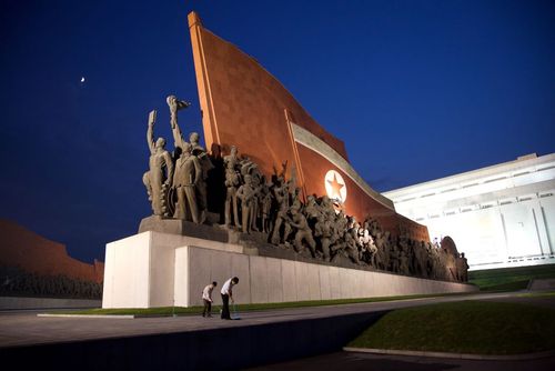 تمیز کردن یک بنای یادبود ضد ژاپنی و مربوط به حمله امپراتوری ژاپن به کره در جریان جنگ دوم جهانی در شهر پیونگ یانگ کره شمالی