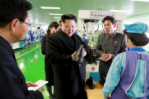 بازدید رهبر کره شمالی از کارخانه تولید کفش