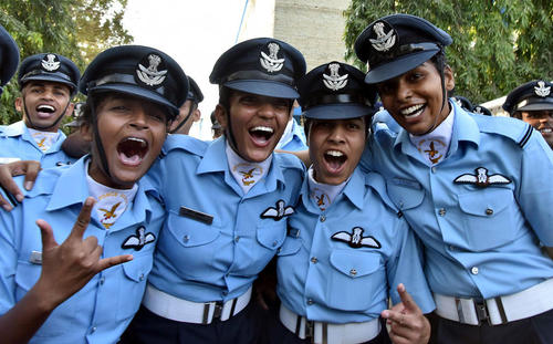 شادمانی خلبانان زن نیروی هوایی ارتش هند در جشن فارغ التحصیلی