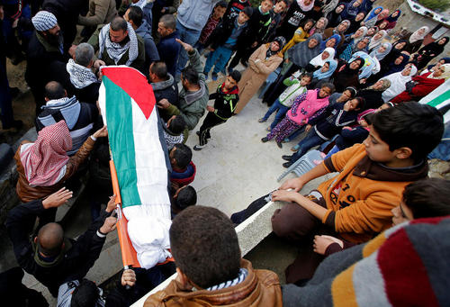 تشییع پیکر یکی از شهدای فلسطینی که به ضرب گلوله پلیس اسراییل از پای درآمده است – روستایی در کرانه غربی رود اردن