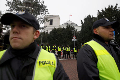استقرار پلیس اطراف پارلمان لهستان همزمان با محاصره این بنا از سوی مخالفان قانون جدید محدودیت خبررسانی از پارلمان