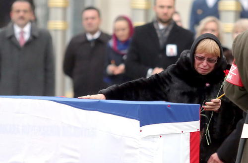 گریه همسر سفیر ترور شده روسیه در ترکیه در بالای تابوت او – فرودگاه آنکارا