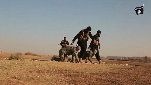 تصاویری از زنده سوزاندان دو سرباز اسیر ارتش ترکیه از سوی داعش