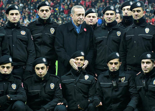 عکس یادگاری اردوغان با ماموران امنیتی پلیس پیش از برگزاری یک بازی فوتبال در استادیوم تیم فوتبال 