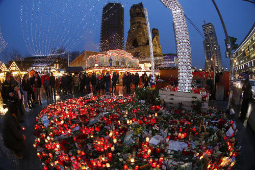 گرامی داشت قربانیان حمله تروریستی اخیر به بازار کریسمس - برلین 