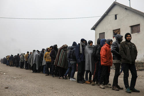 صف پناهجویان برای دریافت غذا در اردوگاهی در شهر بلگراد صربستان