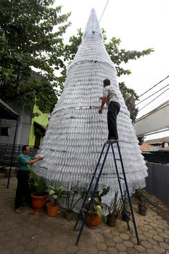 درست کردن درخت کریسمس از بطری های خالی آب در شهر جاکارتا اندونزی