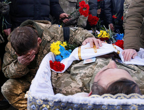 مراسم تشییع یک سرباز ارتش اوکراین که در نبرد با شورشیان حامی روسیه در شرق این کشور کشته شده است