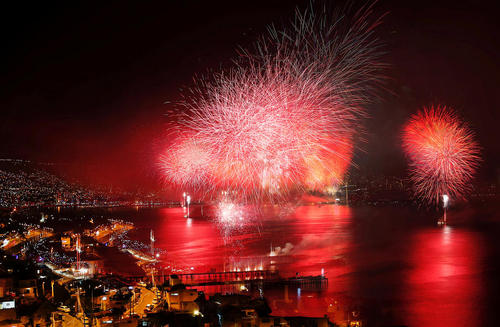 آتش بازی در شب سال نو در یکی از شهرهای ساحلی شیلی