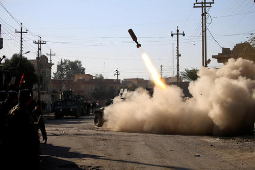 پرتاب راکت به سمت مواضع داعش در شهر موصل عراق 