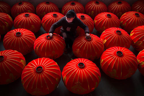 یک کارگاه تولید لوستر در چین