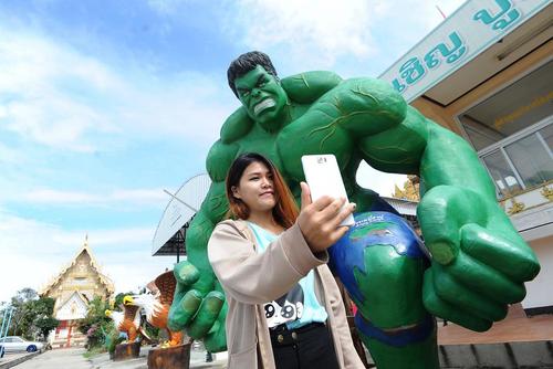 سلفی گرفتن با مجسمه شخصیت فیلم های هالیوودی آمریکا در تایلند
