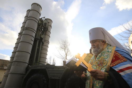 مراسم دعا خوانی در حاشیه استقرار سیستم دفاع ضد موشکی اس 400 روسیه در شبه جزیره کریمه