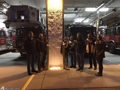 دانشجويان ايراني دانشگاه رودآيلند در كنار آتش نشاني شهر كينگستون ايالت رودآيلند ايالت متحده اداي احترام به آتش نشانان پلاسکو