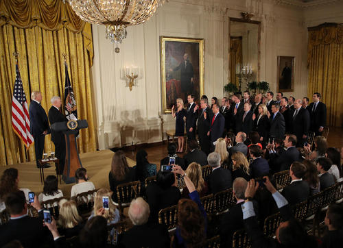 مراسم سوگند وفاداری کارکنان جدید کاخ سفید در حضور دونالد ترامپ و مایک پنس