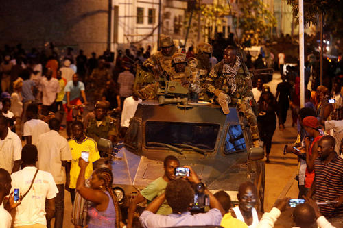 استقبال مردم پایتخت گامبیا از حضور نیروهای نظامی اتحادیه غرب آفریقا (اکوواس) در شهر بانجول (پایتخت)