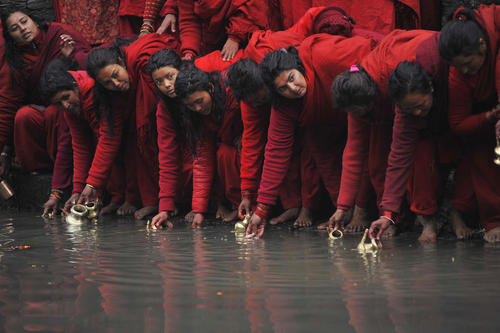 جمع کردن آب رود باگماتی برای بردن به معبد در یک جشنواره آیینی هندوها در نپال