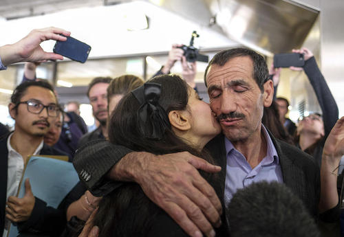 شهروند ایرانی تبار در آغوش برادرزاده اش پس از اینکه اجازه یافت پس از یک کش و قوس حقوقی وارد خاک آمریکا شود – فرودگاه شهر لس آنجلس