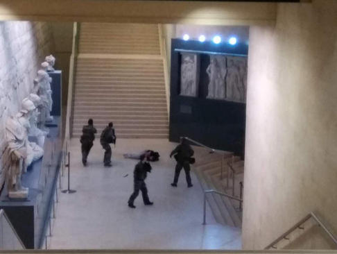 حمله یک تروریست مصری تبار به موزه لوور در پاریس