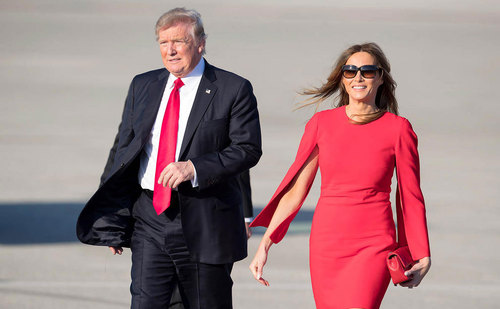 ترامپ و همسرش در فرودگاه بین المللی پالم بیچ فلوریدا – ترامپ برای گذراندن تعطیلات آخر هفته به ویلای مجلل خود در پالم بیچ رفته است