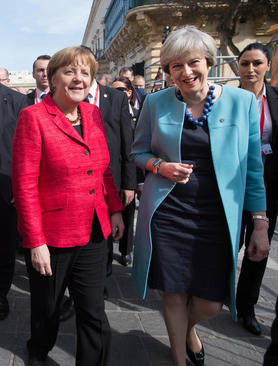 قدم زدن نخست وزیر بریتانیا با صدر اعظم آلمان در خیابان های شهر والتا در مالت