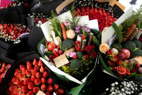 ابداع دسته گل های میوه ای برای هدیه روز ولنتاین در چین – پکن
