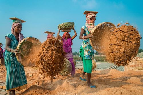 کارگرهای زن در یک کارگاه آجرسازی در هند