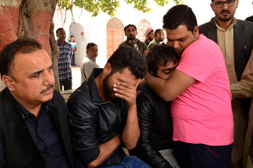 تشییع 14 قربانی حمله انتحاری در شهر لاهور پاکستان