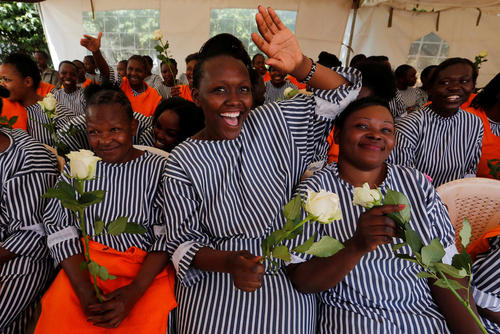 اعطای گل به زنان زندانی در شهر نایروبی کنیا به مناسبت ولنتاین
