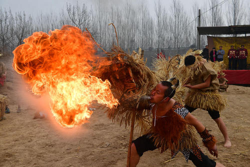 رقص اژدها و دعای باران در روستایی در استان هنان چین