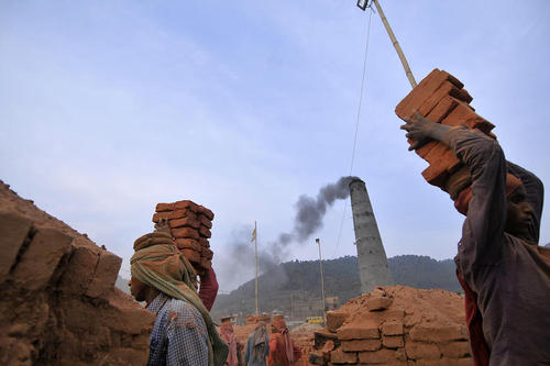 کارگاه آجرسازی در حومه شهر کاتماندو نپال