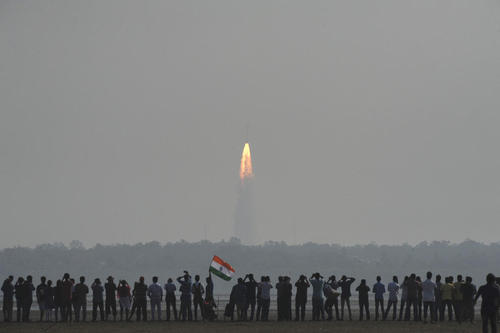 شهروندان هندی در حال تماشای پرتاب موفق راکت ماهواره بر هندی به فضا