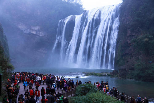 بازدید گردشگران از آبشاری در شهر آنشون چین