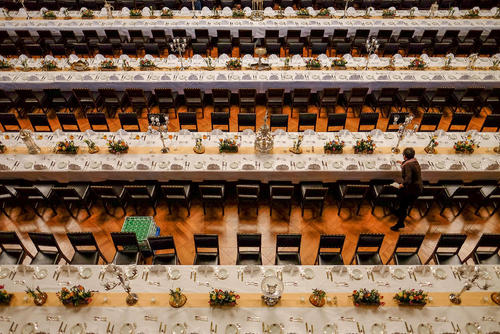 آماده کردن میز صیافت سنتی شام سالانه در شهر هامبورگ آلمان. این ضیافت سنتی که از سال 1356 میلادی در این شهر برگزار می شود امسال با حضور نخست وزیر کانادا به عنوان میهمان ویژه همراه خواهد بود