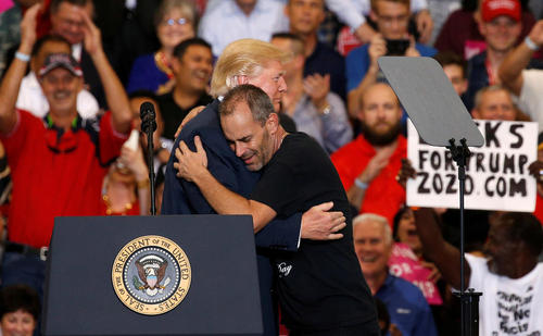 سخنرانی دونالد ترامپ در جمع 9 هزار حامی خود در شهر ملبورن ایالت فلوریدا آمریکا و در آغوش کشیدن یکی از حامیانش