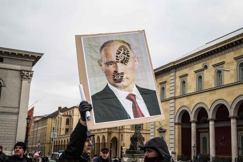 تظاهرات علیه پوتین از سوی یک گروه راستگرای آلمانی در شهر مونیخ و در حاشیه کنفرانس امنیتی سالانه این شهر