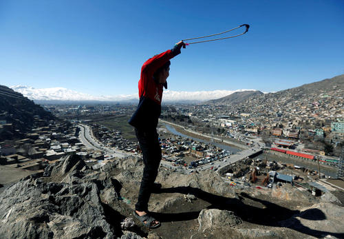 نوجوان افغان روی تپه ای مشرف به شهر کابل
