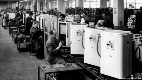 بعد از جنگ جهانی دوم بود که طراحی و تولید ماشین‌‌های رخت‌شویی برای مصرف خانگی به طور جدی آغاز شد. در سال ۱۹۵۱ میلادی بود که شرکت AEG با ارائه نخستین ماشین لباس‌شویی تمام خودکار، شگفتی زنان خانه‌دار را برانگیخت. البته این دستگاه که غولی ۶۰۰ کیلوگرمی بود، در آن زمان ۲۲۸۰ مارک آلمان قیمت داشت و کمتر کسی توانایی خرید آن را داشت. 